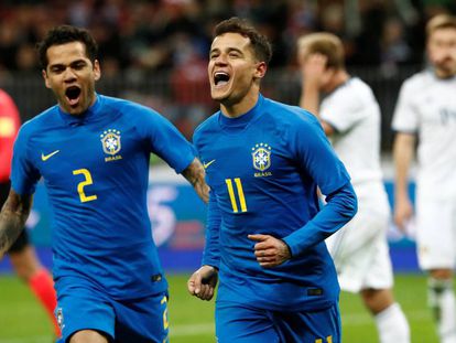 Coutinho comemora o segundo gol brasileiro com Dani Alves.