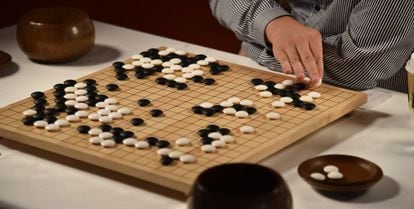Uma das partidas entre o campeão Fan Hui e o programa ‘AlphaGo’.