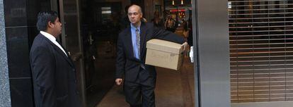 Um funcionário do Lehman Brothers sai com seus pertences da sede do banco em Nova York no dia da falência.