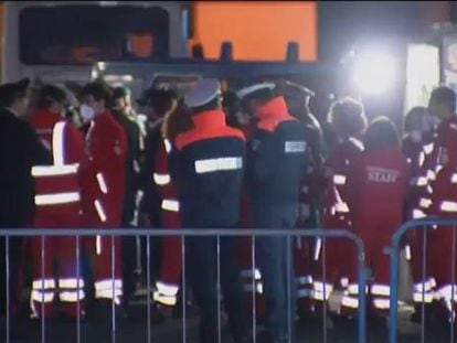 Equipes de emergência no porto de Catania.