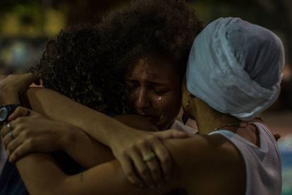 Mulheres se emocionam em ato contra a violência em Fortaleza.