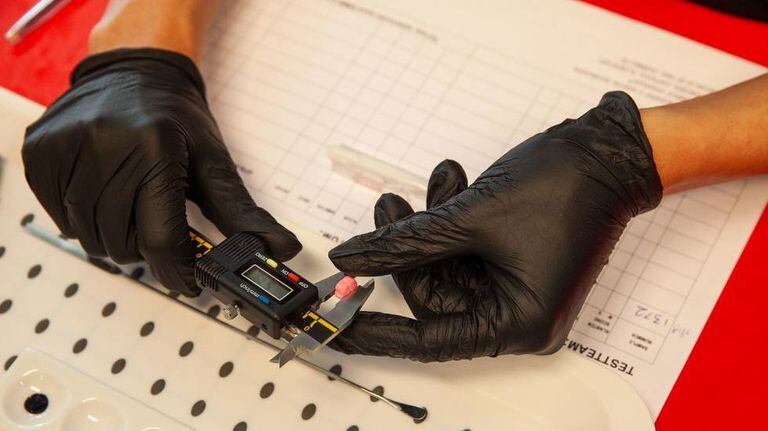 Técnico examina comprimido de ecstasy no Departamento de Monitoramento de Drogas do Instituto Trimbos, em Amsterdã.