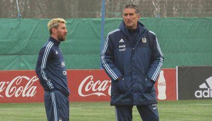 Messi conversa com Bauza em treino da Argentina.