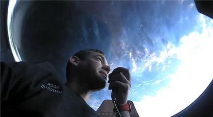 Jared Isaacman se comunica com a Terra durante sua viagem espacial em 17 de setembro.