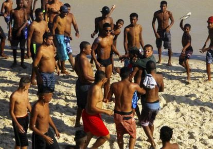 Homem imobiliza suspeito de assalto em praia do Rio, no dia 20 de setembro, mas banhistas reagem.
