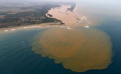 An aerial view of the Rio Doce (Doce River), which was flooded with mud after a dam owned by Vale SA and BHP Billiton Ltd burst, at an area where the river joins the sea on the coast of Espirito Santo in Regencia Village, Brazil, November 23, 2015. REUTERS/Ricardo Moraes