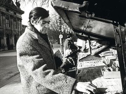 Julio Cortázar, buscando livros em Paris.