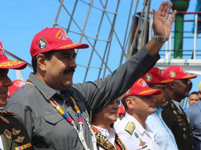 Maduro, na sexta-feira, com oficiais em La Guaira (Venezuela)