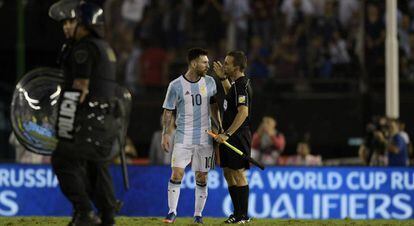 Messi ao final do jogo contra Chile, quando insultou o árbitro assistente.