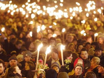 Empunhando velas, milhares de pessoas participam de manifestação na segunda-feira em Copenhague em solidariedade às vítimas dos ataques.