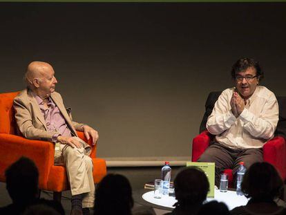 Jorge Edwards (esquerda) e Javier Cercas no Festival Puerto de Ideas em Valparaíso (Chile).