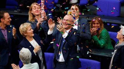 Deputados do Partido Verde comemoram a aprovação do casamento gay na Alemanha.