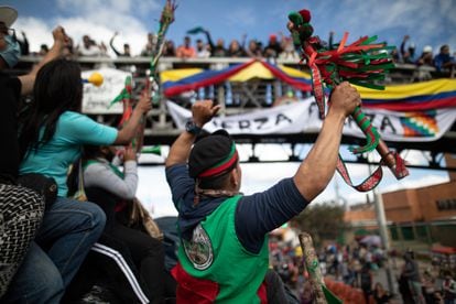 Um mutirão indígena parte em direção a Bogotá, em outubro de 2020. Manifestantes buscavam se reunir com o presidente Iván Duque para reclamar do descumprimento dos acordos firmados.