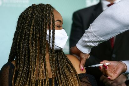 A estudante Gabrielly Esperança dos Santos, de 18 anos, recebe a primeira dose da vacina contra a covid-19 em São Paulo, nesta segunda-feira.