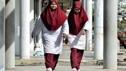 Duas alunas da Malásia, país que foi excluído da prova de 2015.