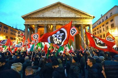 Manifestação do grupo radical Casapound em Roma em 1º de março de 2018.
