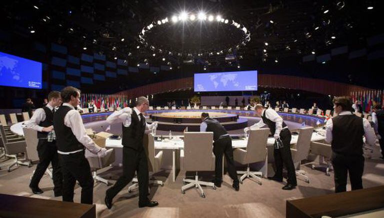Garçons preparam as mesas na Cúpula Nuclear da Holanda, nesta terça-feira.