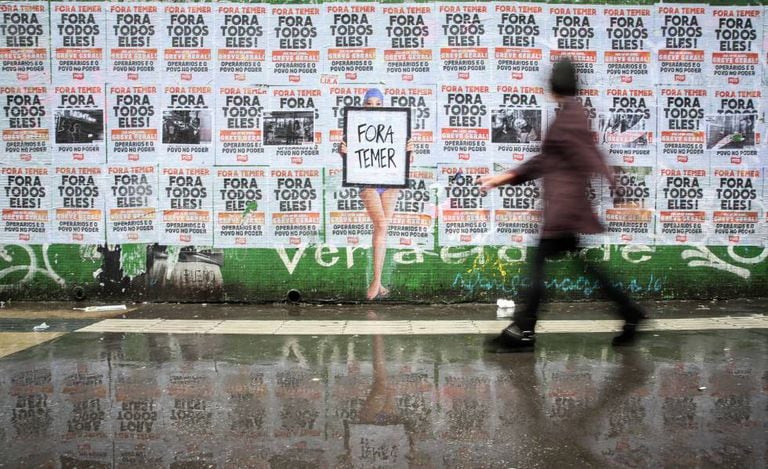 Muro cheio de cartazes na avenida Paulista, em São Paulo.