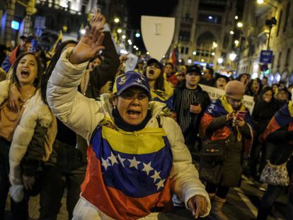 Manifestantes contra Maduro nesta quarta-feira em Caracas. / VIDEO: Declarações de líderes internacionais que apoiam Guaidó.
