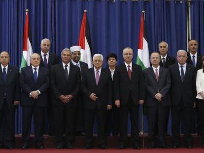 Abbas e ministros do novo Governo palestino.