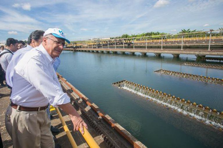 Alckmin inspeciona obra da Sabesp no Alto Tietê.