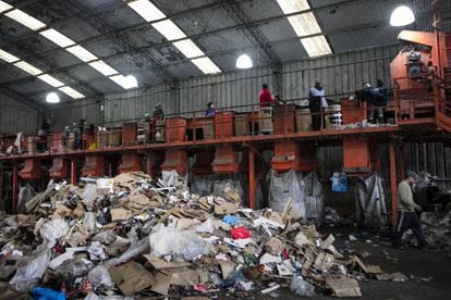 A cooperativa de reciclagem de resíduos Bella Flor, em pleno funcionamento.