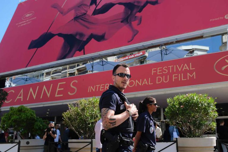 Patrulha policial vigia a porta lateral do Palácio dos Festivais de Cannes.