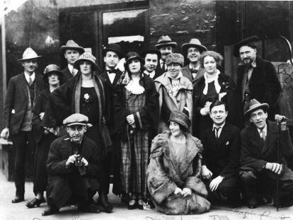 Alguns dos artistas e intelectuais de Paris dos anos 1920, de Ezra Pound (de pé na ponta esquerda) a Jane Cocteau (com bengala), passando por Mina Loy (ajoelhada).