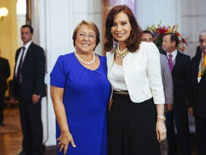 A presidenta eleita de Chile, Michelle Bachelet, nesta segunda-feira com a sua par argentina, Cristina Fernández.