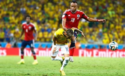 Neymar é atingido por Zúñiga no Brasil x Colômbia da Copa 2014.