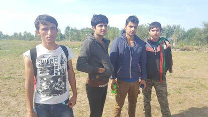No centro, entre dois jovens compatriotas, os afegãos Nagib Bula e Ahmed Khan em um campo perto de Horgos (Sérvia).