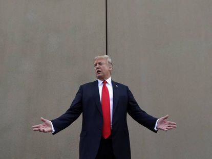 Trump em 13 de março, ao lado de protótipos do muro que quer construir na fronteira mexicana.