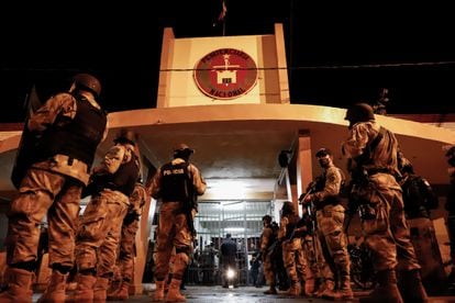 A polícia paraguaia vigia a penitenciária de Tacumbú, em Assunção, horas depois do motim de terça-feira.