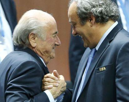 Joseph Blatter, presidente da FIFA, cumprimenta o vice-presidente Michel Platini.