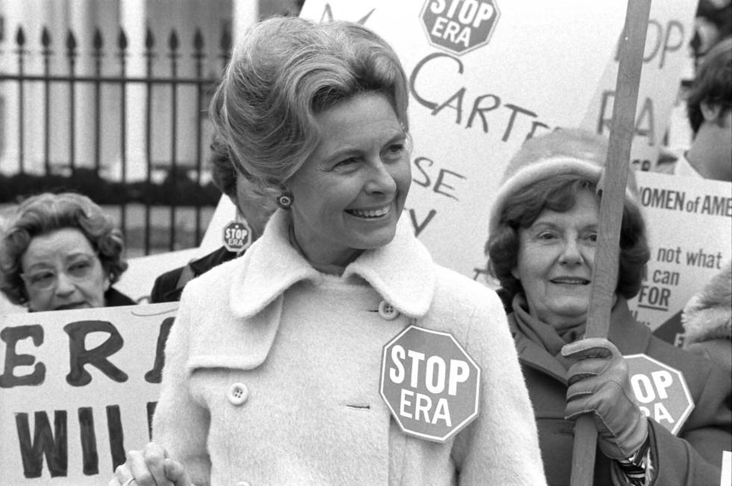 A ativista Phyllis Schlafly se manifestando contra a Emenda pela Igualdade de Direitos em frente à Casa Branca em 4 de fevereiro de 1977.