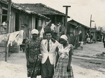 Carolina Maria de Jesus, Audálio Dantas e Ruth de Souza na Favela do Canindé. São Paulo, 1961.