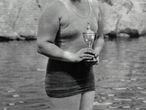 Clara Stauffer posa com um troféu de natação.