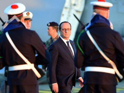 O presidente francês, François Hollande, passa em revista às tropas.