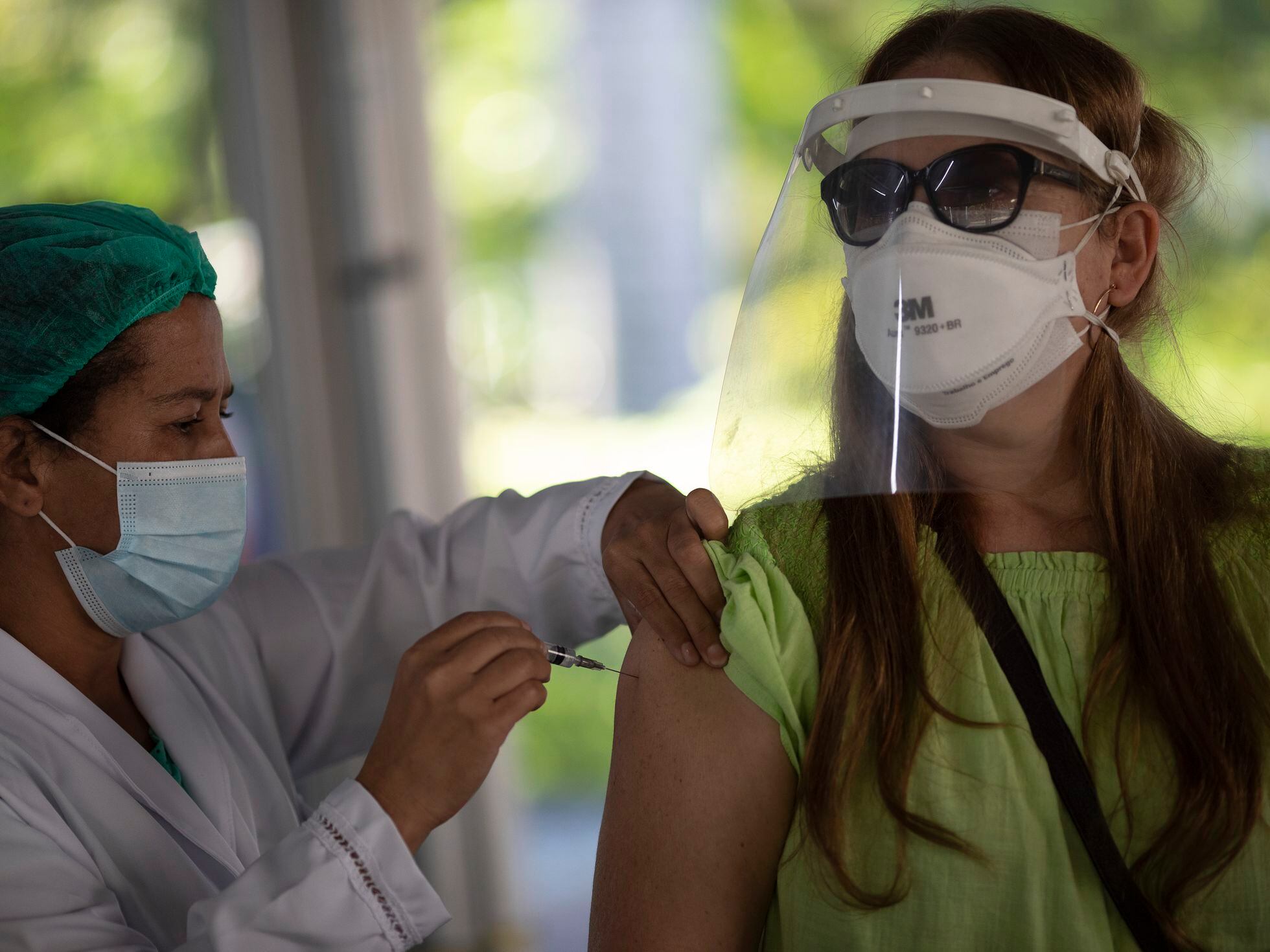 Meninas de 11 anos começam a ser vacinadas na capital do Rio de Janeiro