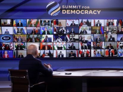 Joe Biden na abertura da cúpula internacional de líderes pela democracia.  Bolsonaro aparece na tela entre os participantes.