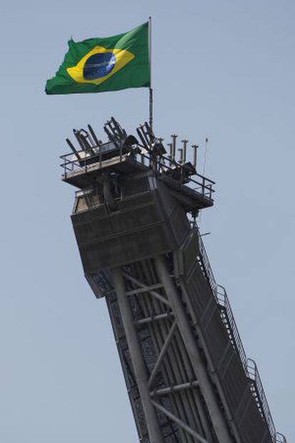 Bandeira do Brasil em plataforma da Petrobras. 