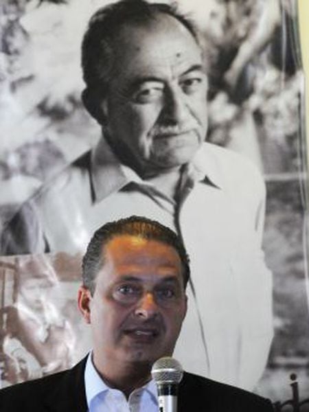 Campos à frente de retrato do avô Miguel Arraes.