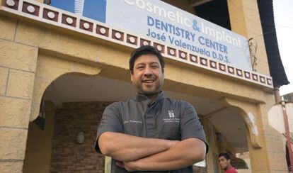 José Valenzuela em frente a sua clínica odontológica em Los Algodones.