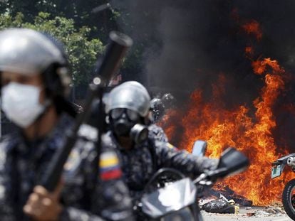 Forças de segurança venezuelanas em um dos protestos contra a Constituinte