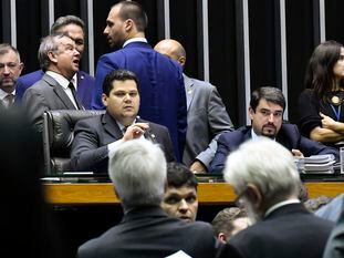 O presidente do Senado e do Congresso Nacional, Davi Alcolumbre (DEM), na mesa da Câmara.