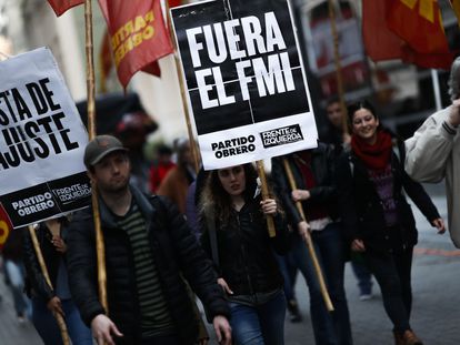 Manifestantes argentinos protestam contra o FMI em Buenos Aires.