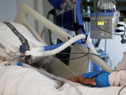 Enfermeira atende um paciente internado na UTI do Complexo Hospitalar de Navarra, na Espanha, em 15 de abril.