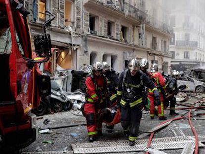 Vazamento de gás pode ser o motivo do ocorrido, de acordo com a polícia da capital francesa Pelo menos 47 pessoas foram feridas, algumas em estado crítico