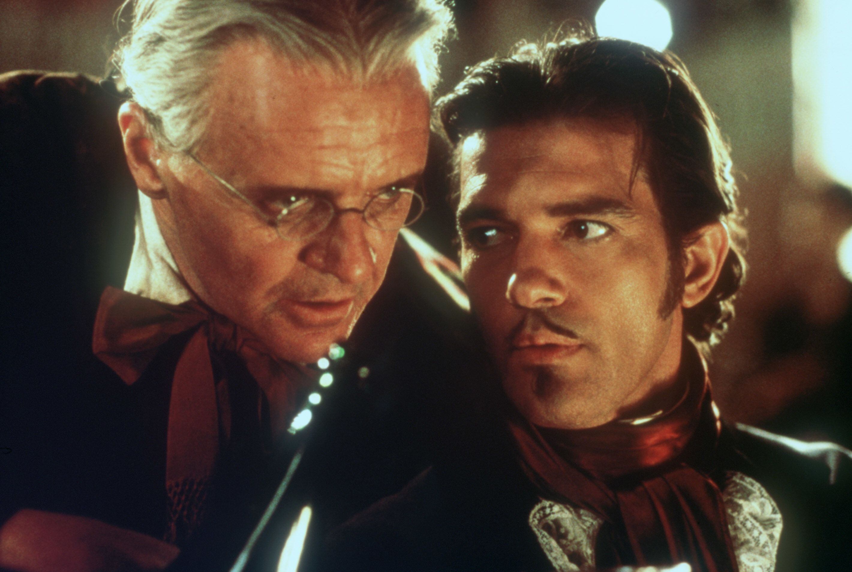 Anthony Hopkins e Antonio Bandeiras em ‘A máscara do Zorro’ (1998). Hopkins se referia ironicamente a papéis desse tipo como sendo os que “dispensam interpretação
