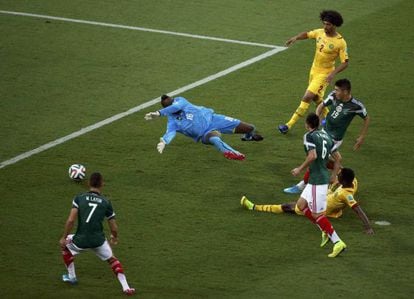 Peralta marca o gol do México.